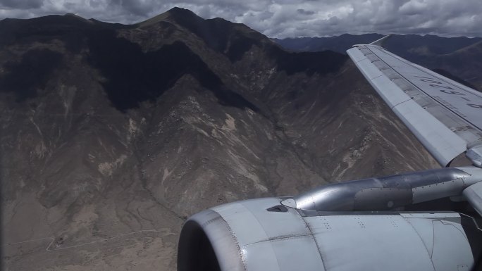 民航客机在西藏高原飞行降落在林芝机场