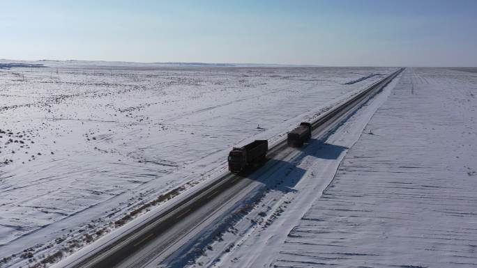 荒原雪地道路卡车