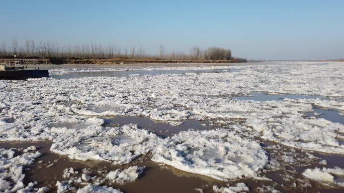 山东济南：冬季封河流凌的黄河河道