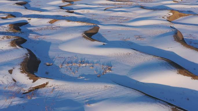 航拍流沙沙线雪景