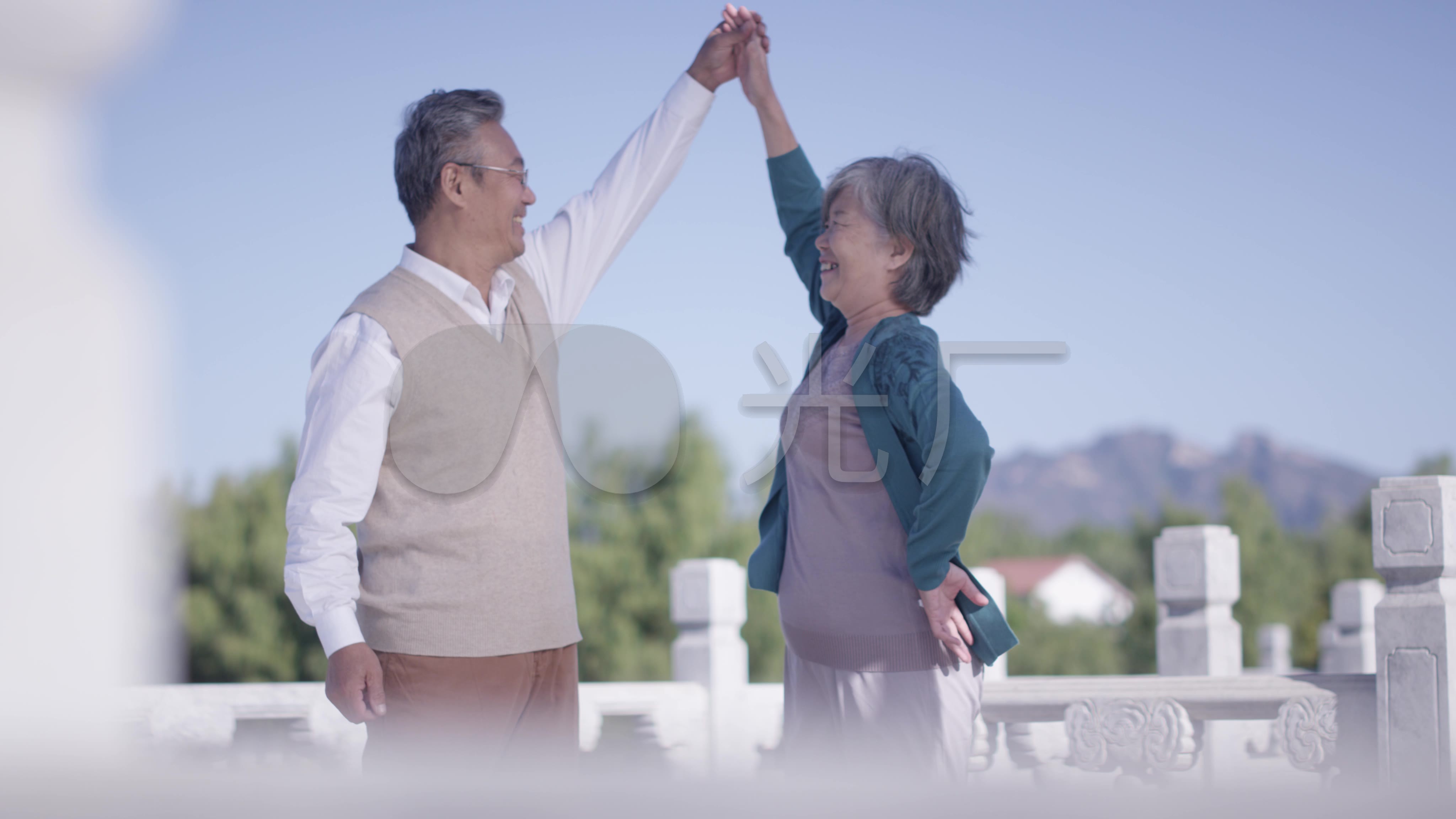 开心的老年夫妇在公园跑步-蓝牛仔影像-中国原创广告影像素材