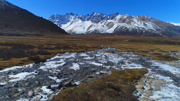 西藏八宿然乌镇德姆拉山雪山溪流