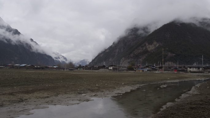 西藏农村错高村村舍平房雪山河流