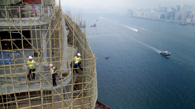 上海施工工地工人搭建脚手架绑竹竿