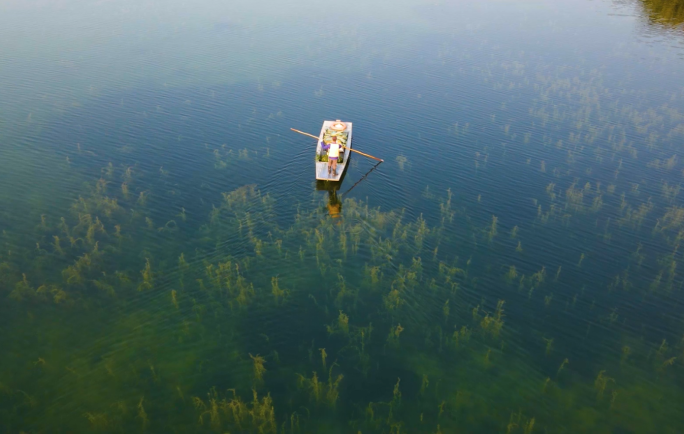生态环境-湖面上的小船