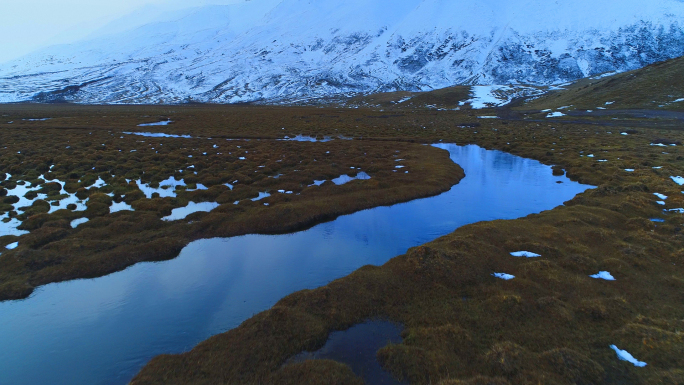 西藏八宿雪山上的湿地和溪流