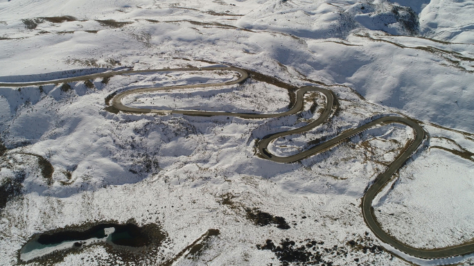 西藏察隅德姆拉雪山和阳光