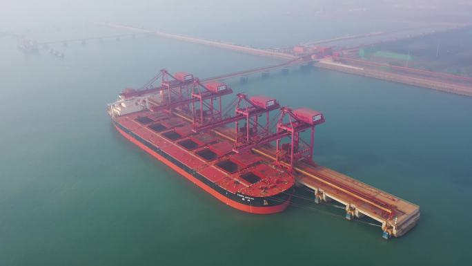 4K航拍青岛港40万吨级矿石码头、卸船