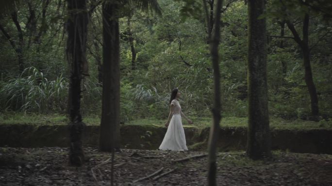 女孩树林奔跑白裙大自然森系脚