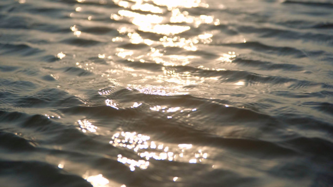 唯美湖面长江水江景空镜金色湖面