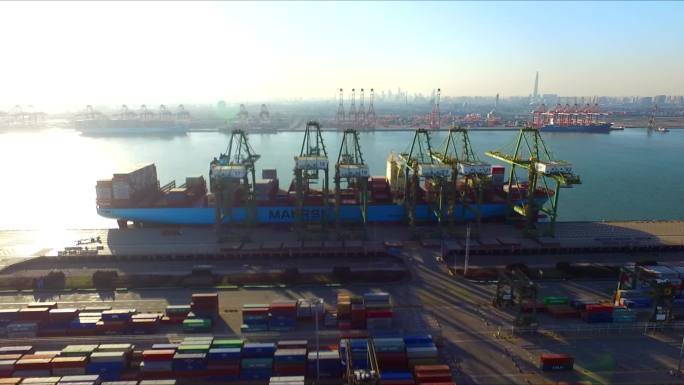 天津港航拍港口集装箱装载塔吊货轮环绕