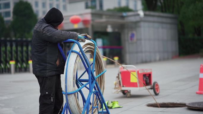 疏通下水道城市管道下水道工人施工作业