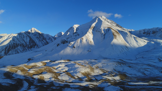 西藏林芝雪山溪流傍晚的阳光