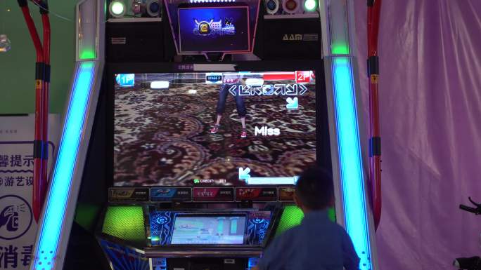 4K原创视频大型动漫游乐城游戏厅