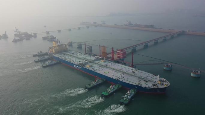 4K航拍青岛港董家口港区30万吨级油码头