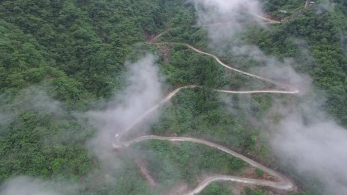 航拍崎岖山路