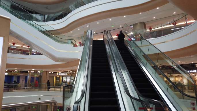 购物中心商场顾客乘坐手扶电梯