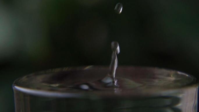 树叶水滴慢动作杯子滴水波纹水花