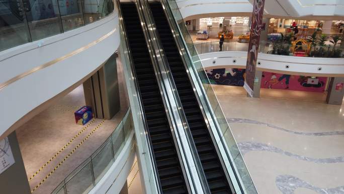 购物中心商场顾客乘坐手扶电梯