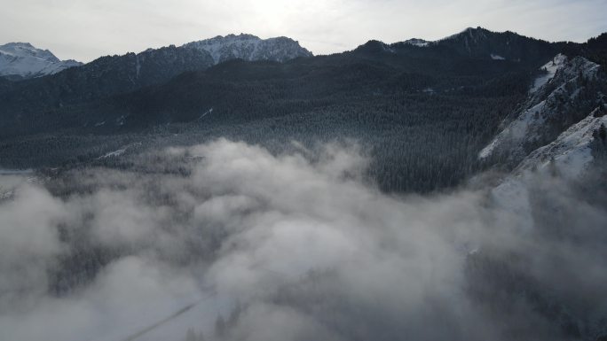 天山天池冬季雪景穿云航拍