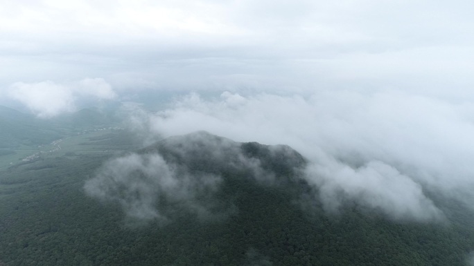 无人机航拍云和山，云层俯视