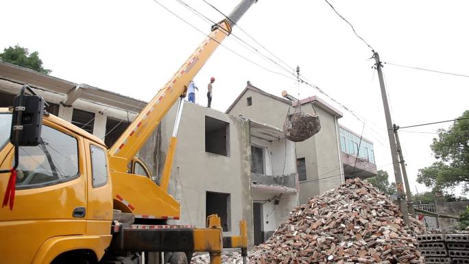 拆迁拆房子吊车砖头建筑垃圾