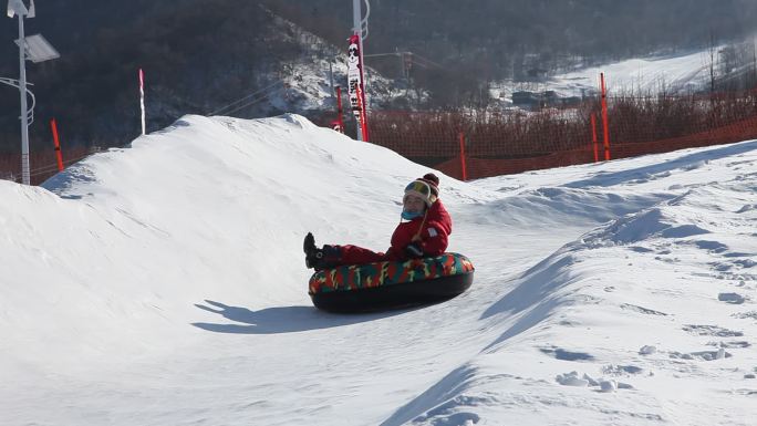 滑雪场玩雪圈的孩子们