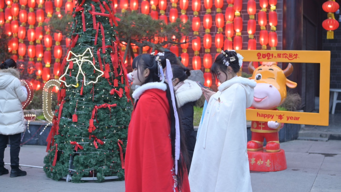 春节古镇景区美食节路人游客笑脸小孩