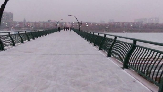 拂晓小清雪洒落在步行桥上