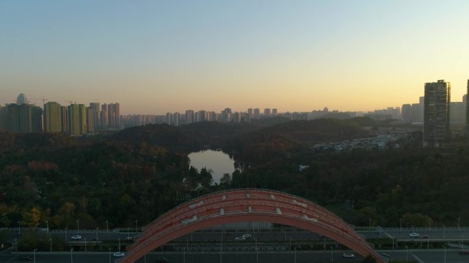 最新贵阳市夕阳下公园航拍