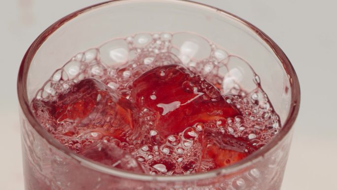 饮料红酒红色液体果汁倒水冰块慢镜头升格