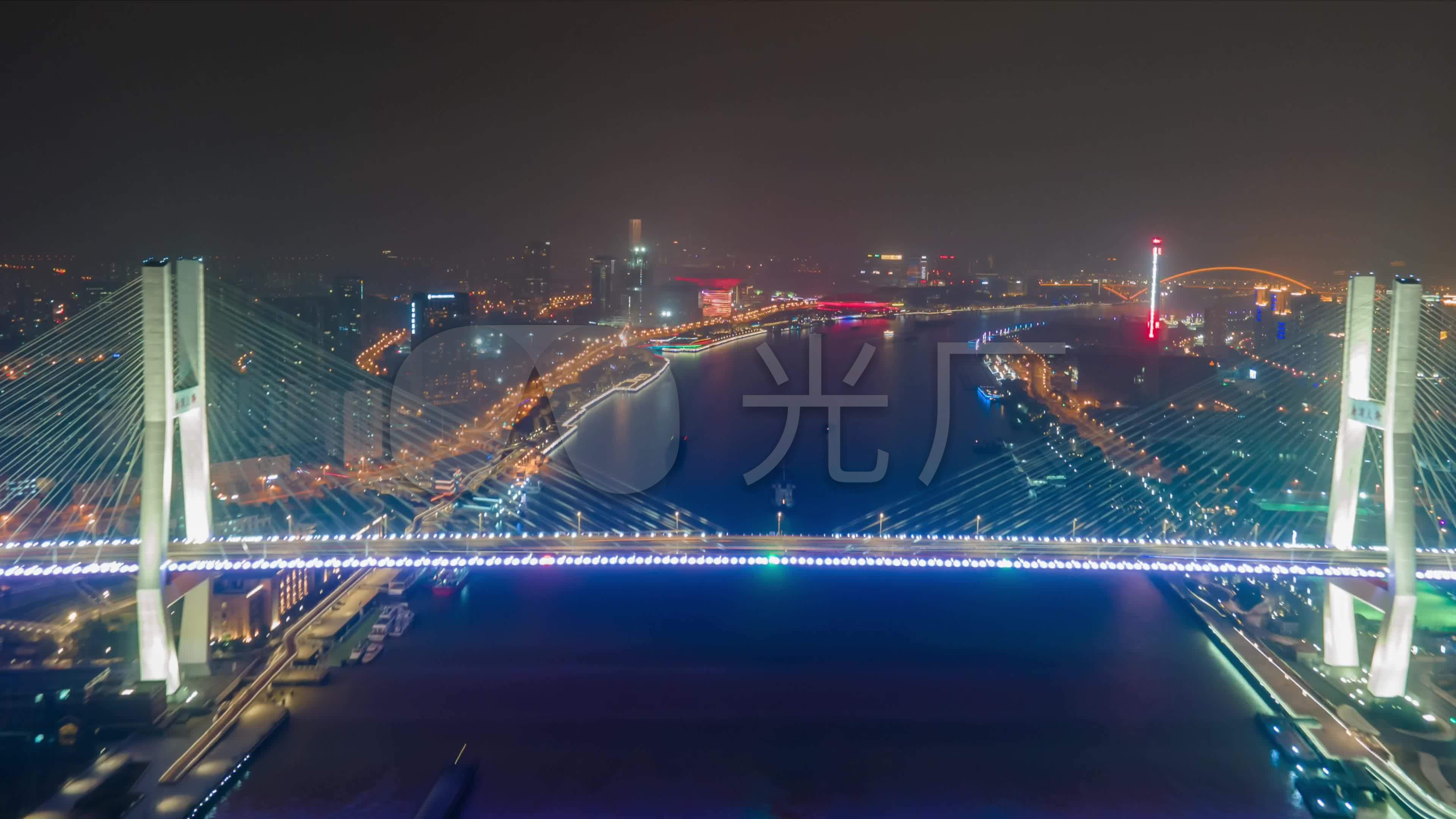 它是万里长江上的第一座大桥，是武汉最美的夜景之一，令人骄傲_城市