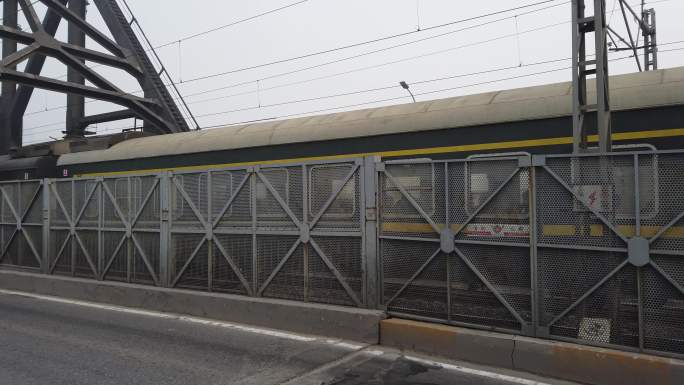 焦柳铁路客运列车经停汉江公路铁路两用桥