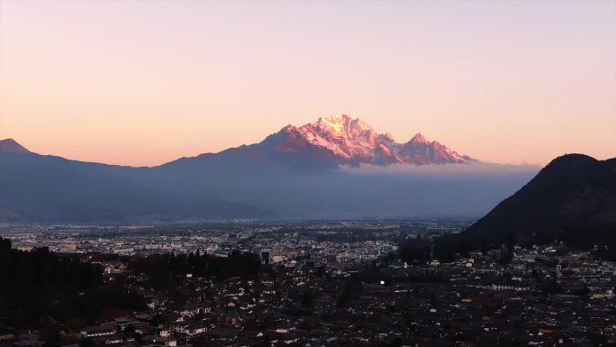 古城日出日照金山