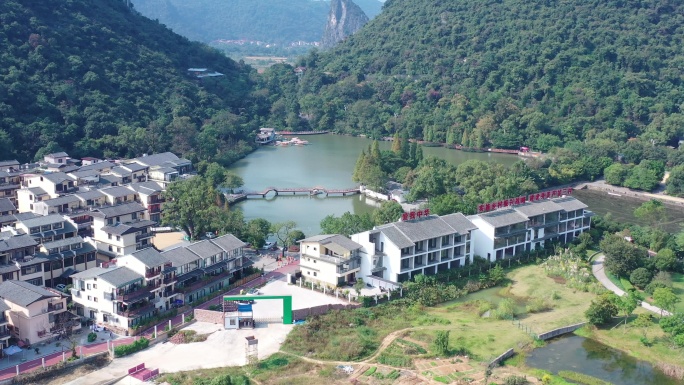 航拍桂林芦笛岩景区民宿房子湖泊水域