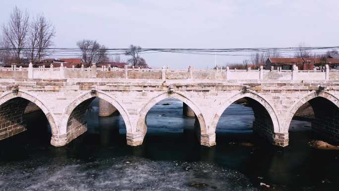 冰冻的河面古桥与乡村电影感