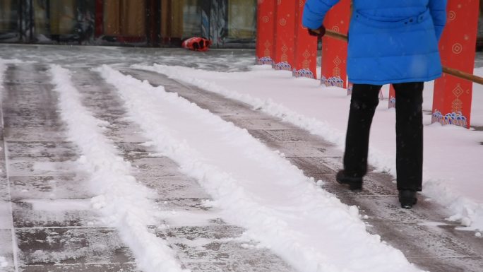 大雪中扫雪除雪的人