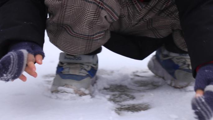 小朋友玩雪