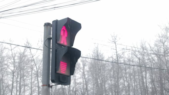 冬天下雪公交站台等车