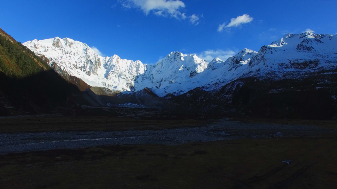 西藏林芝波密嘎隆拉雪山