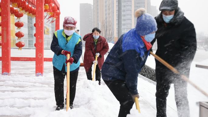 大雪中扫雪除雪的人们