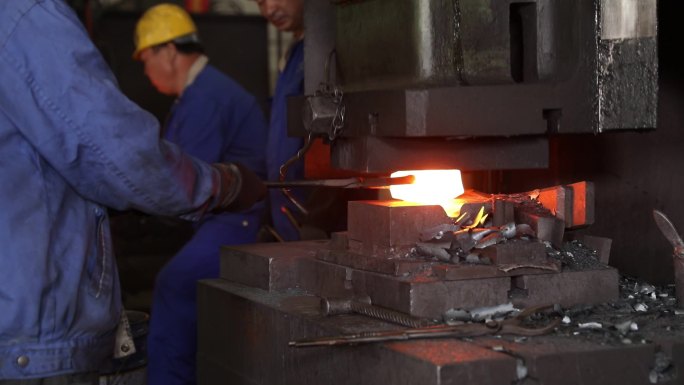 工人在钢铁厂钢板厂炼钢厂