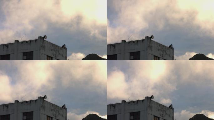 老旧房子屋顶延时摄影天空白云