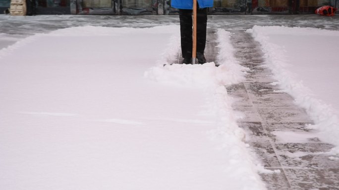 大雪中扫雪除雪的人