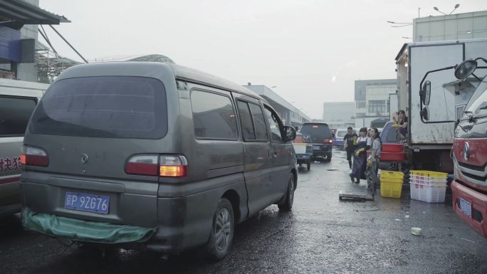 水产市场三轮车背影老人生活辛苦