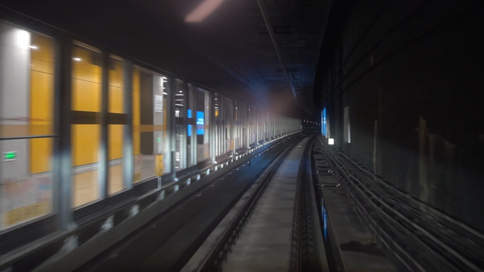 地铁穿梭上海地铁无人驾驶列车