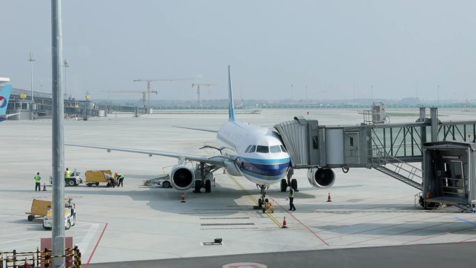 高清实拍北京大兴国际机场机场地勤工作人员