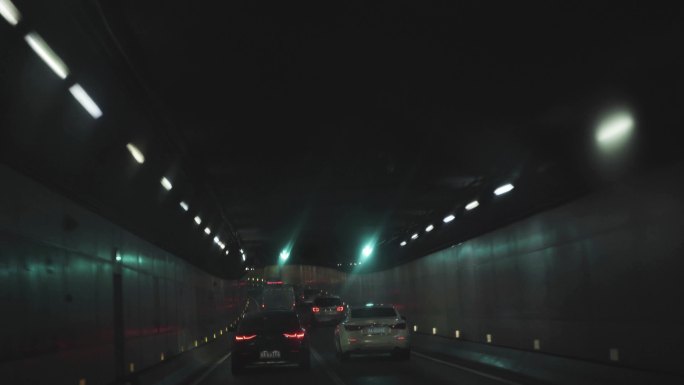 隧道汽车赶路回家夜晚