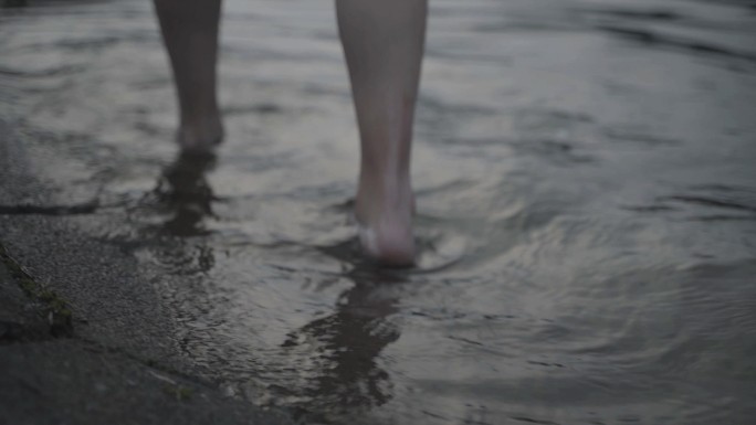 水边女孩脚玩水湖边