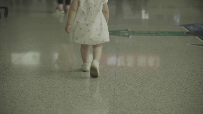 幼儿孩子脚步背影走路火车站